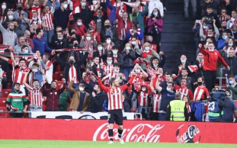 Iker Muniain celebra con la grada su gol en la victoria al Villarreal, último partido disputado hasta la fecha en San Mamés. Iker Muniain celebra con la grada su gol en la victoria al Villarreal, último partido disputado hasta la fecha en San Mamés.