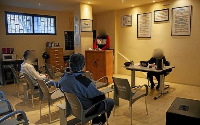 El grupo 24 horas de Alcohólicos Anónimos de Vitoria tiene en la actualidad 17 miembros activos, que compaginan sus rutinas diarias con las guardias rotativas en la sede de la comunidad. En la foto superior, recreación de una junta de las que el colectivo