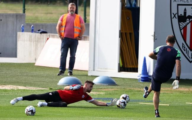Unai Simón, en plena acción en Lezama. Unai Simón, en plena acción en Lezama.