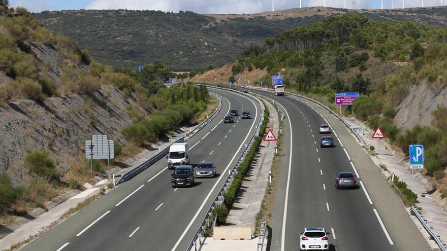 Coches circulando por la Autovía A -12 / Autovía del Camino.