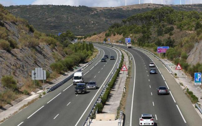 Coches circulando por la Autovía A -12 / Autovía del Camino.