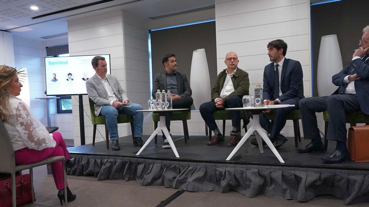 Francisco Miguel Torres, Iñaki Martin, Jon Mabe e Ignacio Elías en la mesa redonda sobre ‘El paciente en el centro’ moderada por Txema Gutiérrez, de Onda Vasca.