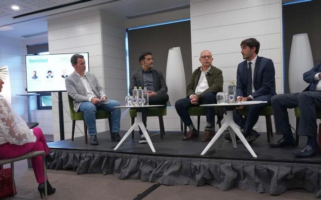 Francisco Miguel Torres, Iñaki Martin, Jon Mabe e Ignacio Elías en la mesa redonda sobre ‘El paciente en el centro’ moderada por Txema Gutiérrez, de Onda Vasca.