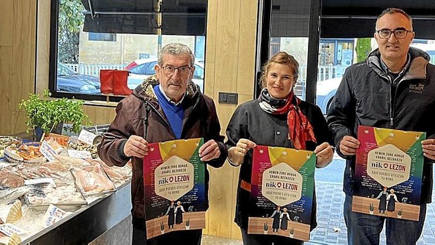 El alcalde y el concejal Sánchez, en la pescadería Garbiñe.