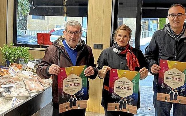 El alcalde y el concejal Sánchez, en la pescadería Garbiñe.