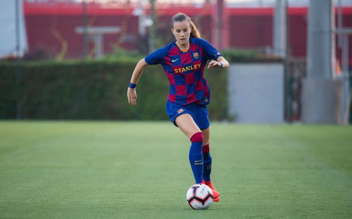 Carla Armengol conduce un balón con el Barcelona.