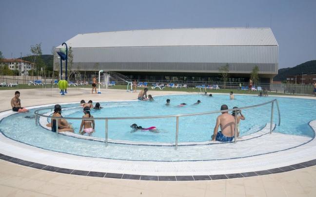 El calor favoreció el uso de la nueva piscina al aire libre El calor favoreció el uso de la nueva piscina al aire libre