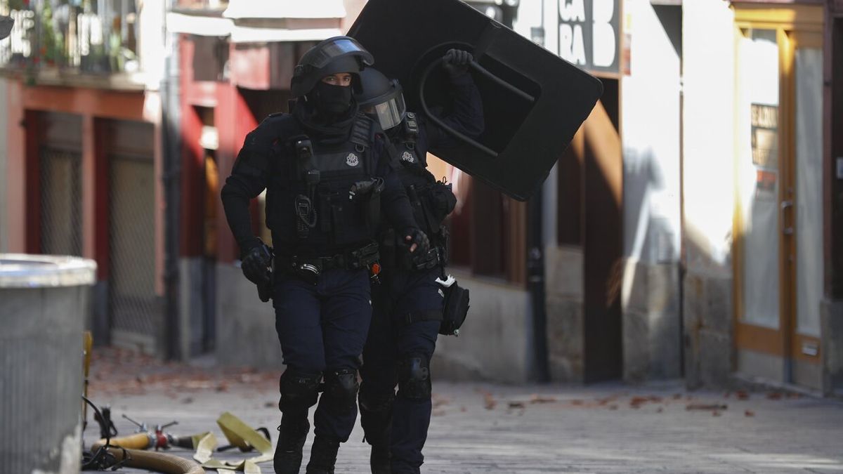 Un hombre se atrinchera en un tejado de la calle Nueva Dentro y lanza tejas al dispositivo policial