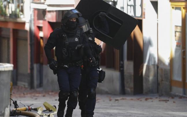 Un hombre se atrinchera en un tejado de la calle Nueva Dentro y lanza tejas al dispositivo policial