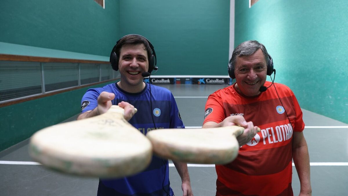 Lolo y Luis Arduino, en el trinquete del Tenis, con las camisetas especiales que han hecho del Jam&oacute;n y una paleta de cuero.