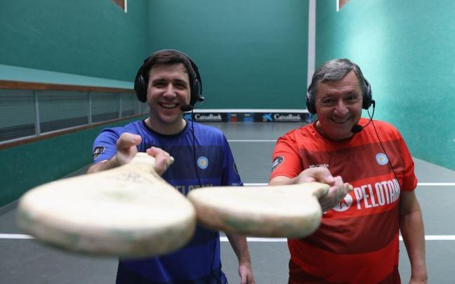 Lolo y Luis Arduino, en el trinquete del Tenis, con las camisetas especiales que han hecho del Jam&oacute;n y una paleta de cuero.