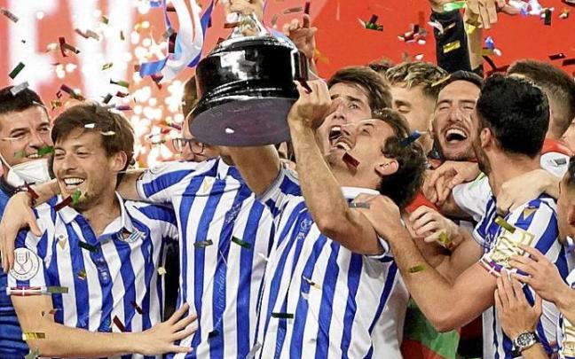 Los jugadores de la Real festejan la consecución de la Copa del Rey, el pasado 3 de abril en La Cartuja. Los jugadores de la Real festejan la consecución de la Copa del Rey, el pasado 3 de abril en La Cartuja.