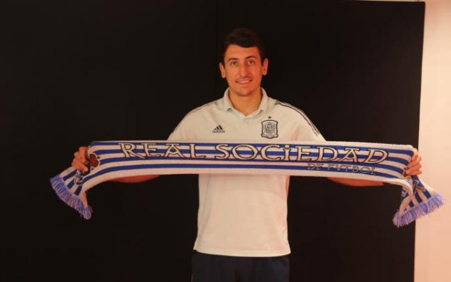 Mikel Oyarzabal posa en Madrid con la bufanda realista tras la entrevista con NOTICIAS DE GIPUZKOA. Mikel Oyarzabal posa en Madrid con la bufanda realista tras la entrevista con NOTICIAS DE GIPUZKOA.
