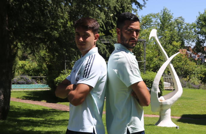 Martin Zubimendi y Mikel Merino posan para NOTICIAS DE GIPUZKOA en la concentración de la selección española olímpica.