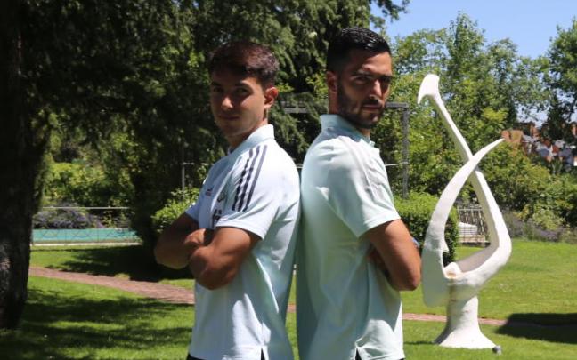 Martin Zubimendi y Mikel Merino posan para NOTICIAS DE GIPUZKOA en la concentración de la selección española olímpica.