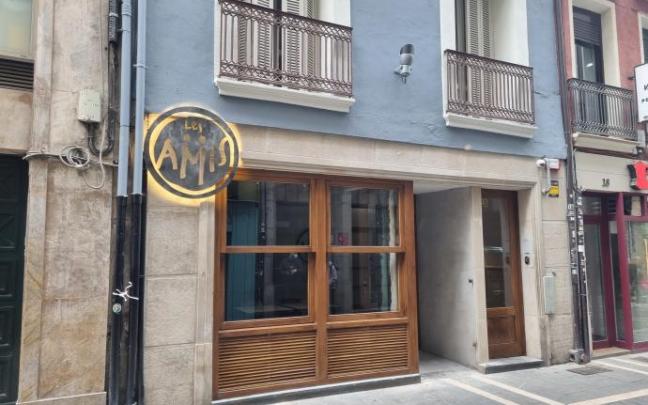 Fachada del restaurante Les Amis, en la calle Pozo Blanco 20 Fachada del restaurante Les Amis, en la calle Pozo Blanco 20