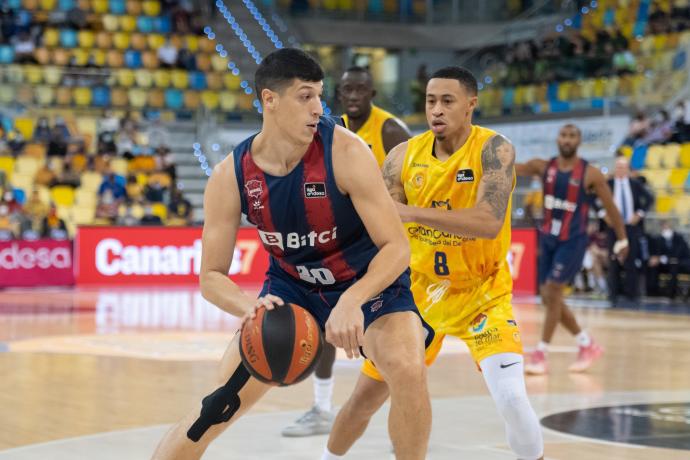 Fontecchio controla el balón en presencia de Slaughter. Foto: Área 11