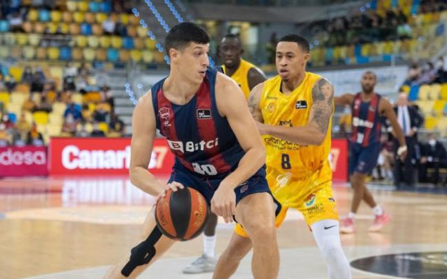 Fontecchio controla el balón en presencia de Slaughter. Foto: Área 11