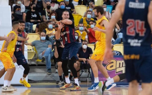 Granger y Sedekerskis muestran una vez más su compromiso y se convierten en los únicos estiletes del conjunto baskonista