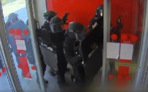 Tres detenidos por el intento de atraco de la sucursal del Santander en Irun Tres detenidos por el intento de atraco de la sucursal del Santander en Irun