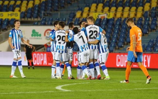 Los jugadores realistas celebran uno de los tantos de la noche.