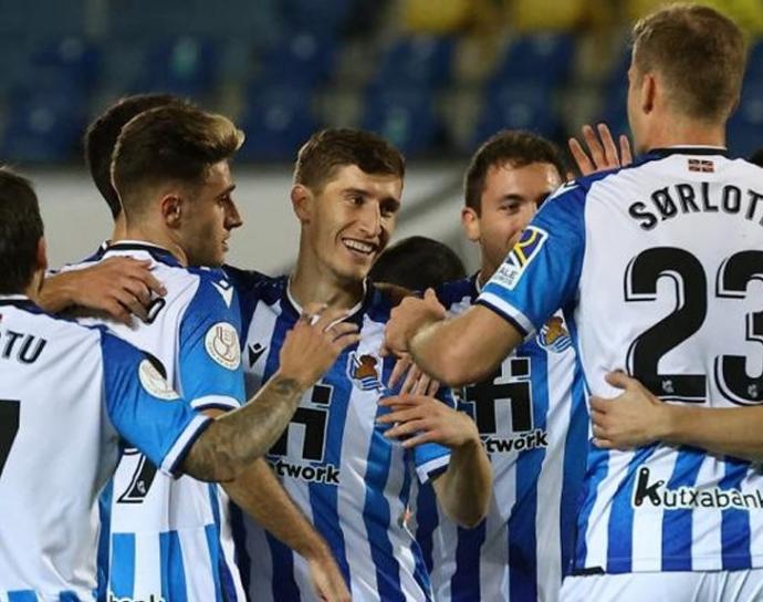 Aihen Muñoz, felicitado por los jugadores realistas tras el 0-2.