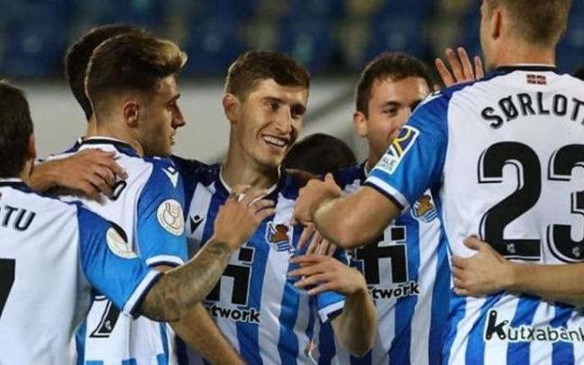 Aihen Muñoz, felicitado por los jugadores realistas tras el 0-2.