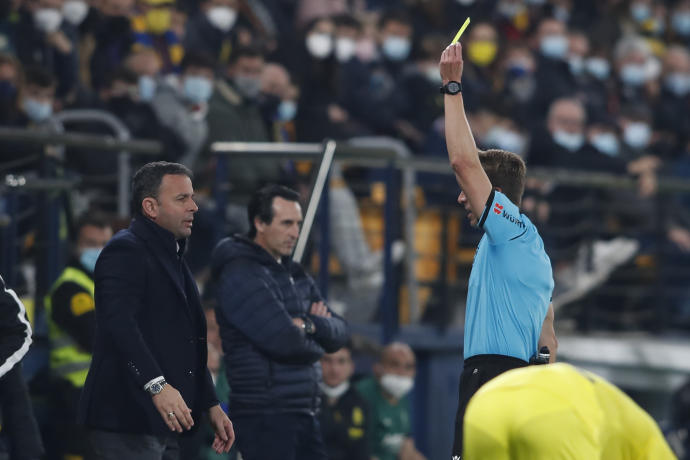 Javi Calleja recibe una tarjeta amarilla en el encuentro ante el Villarreal