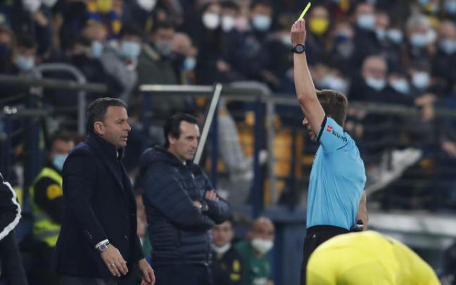 Javi Calleja recibe una tarjeta amarilla en el encuentro ante el Villarreal