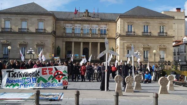 Concentración frente a la Diputación de Álava.