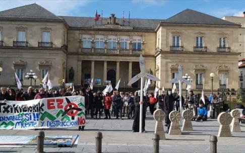 Concentración frente a la Diputación de Álava.