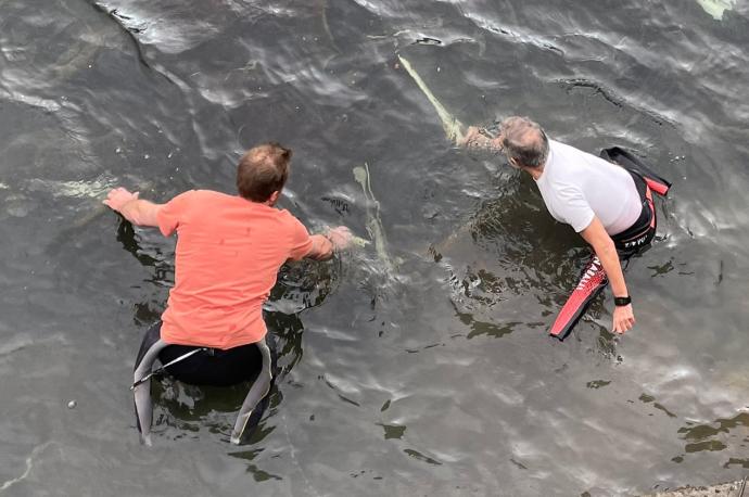 Corominas y Mota, durante la faena en el río Urumea.