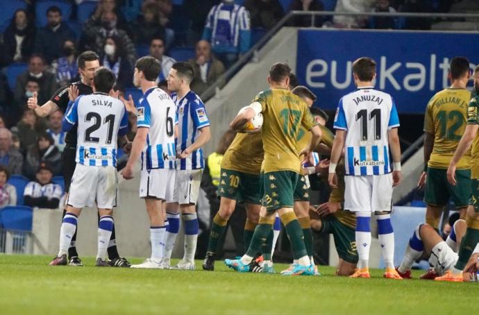 David Silva pide explicaciones a Díaz de Mera Escuderos tras su expulsión.