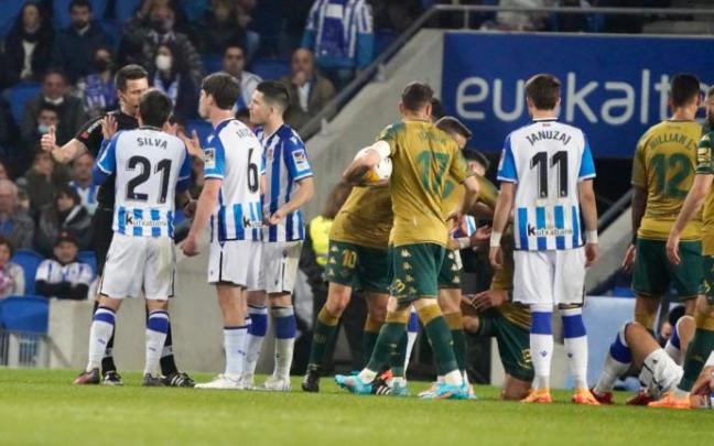 David Silva pide explicaciones a Díaz de Mera Escuderos tras su expulsión.