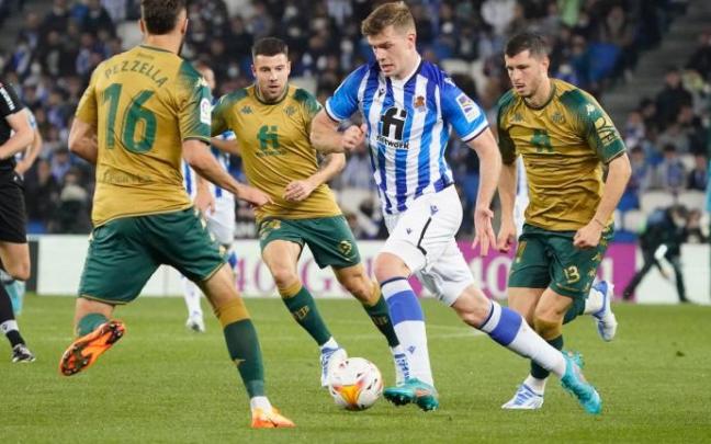 Sørloth, durante el partido ante el Betis.