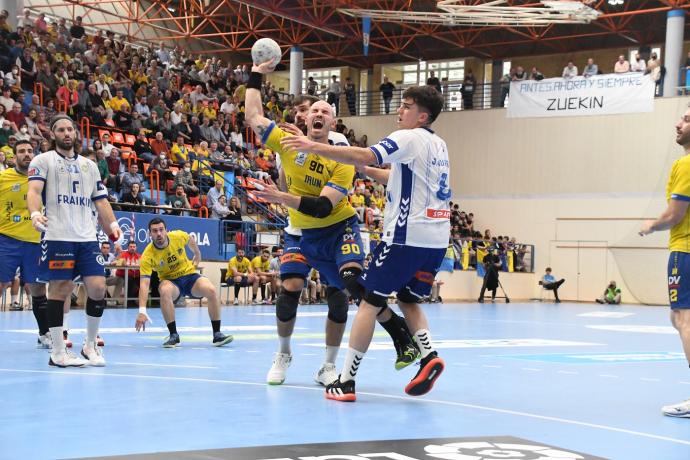 El jugador bidasotarra Adrián Fernández, durante el último choque liguero, el pasado sábado en Artaleku ante Granollers.