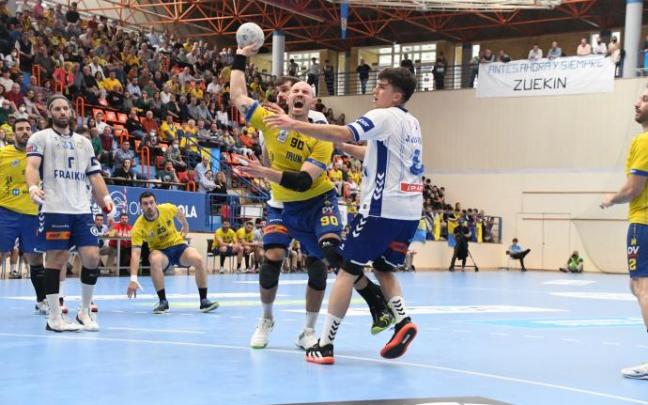 El jugador bidasotarra Adrián Fernández, durante el último choque liguero, el pasado sábado en Artaleku ante Granollers. El jugador bidasotarra Adrián Fernández, durante el último choque liguero, el pasado sábado en Artaleku ante Granollers.