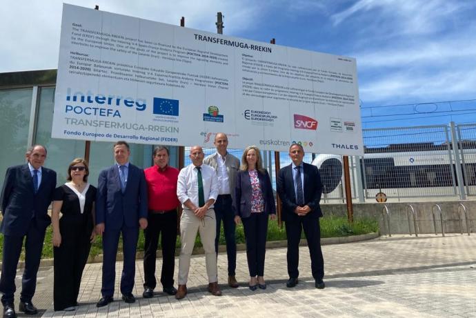 Los representantes institucionales de la Eurorregión, el pasado lunes en la estación de Euskotren en Ficoba.