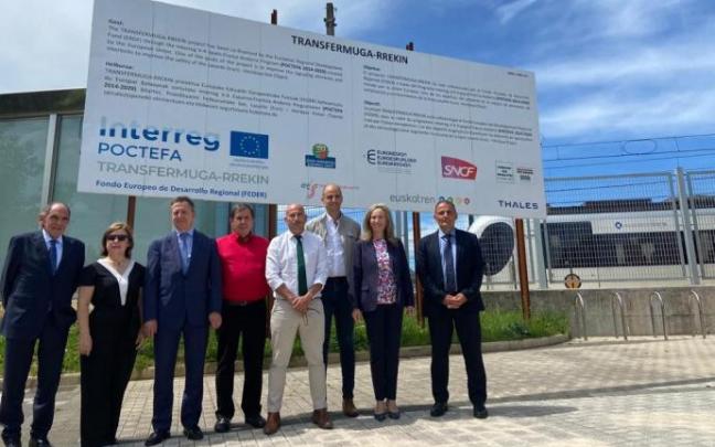 Los representantes institucionales de la Eurorregión, el pasado lunes en la estación de Euskotren en Ficoba. Los representantes institucionales de la Eurorregión, el pasado lunes en la estación de Euskotren en Ficoba.