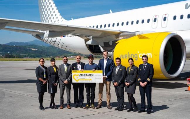 El agraciado posa con la tripulación del avión en que ha viajado esta mañana.