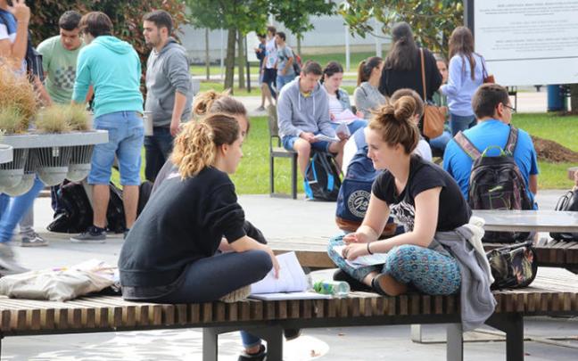 Varias estudiantes en el campus de Leioa de la UPV/EHU. Varias estudiantes en el campus de Leioa de la UPV/EHU.