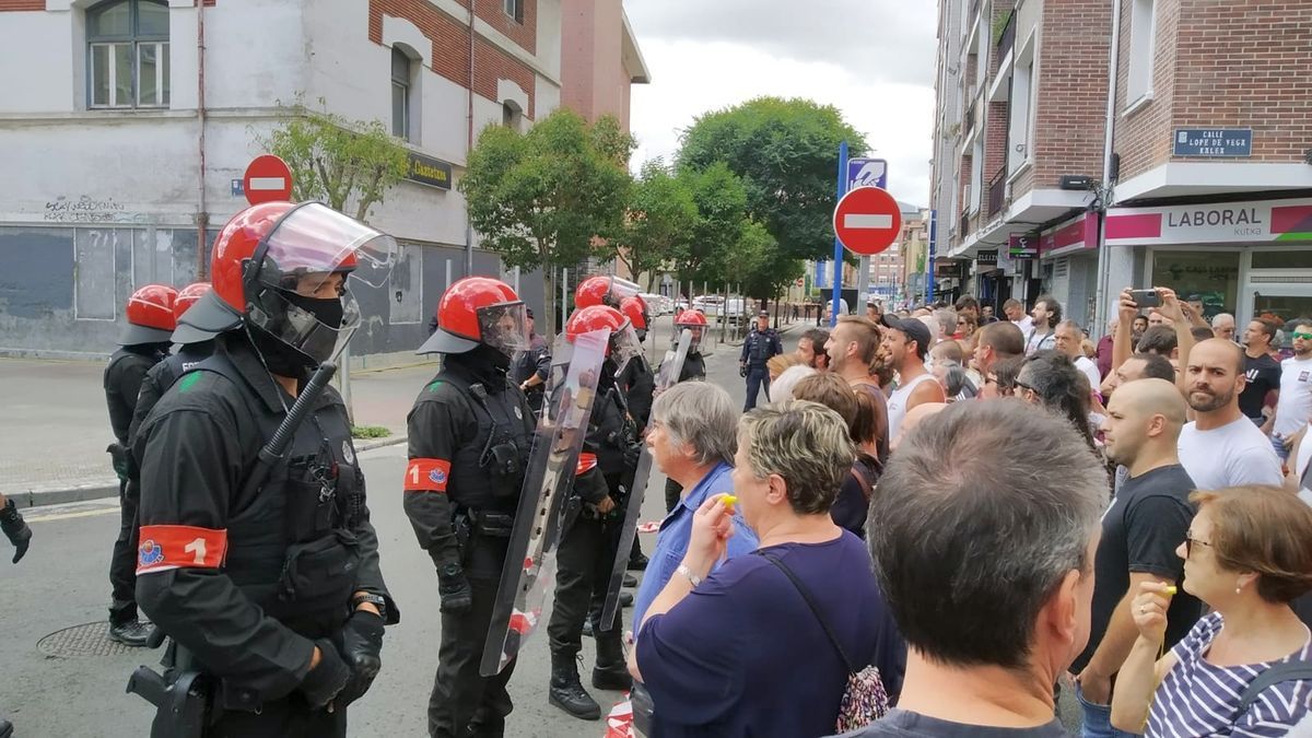 Personas contrarias a su demolición permanecen en la zona