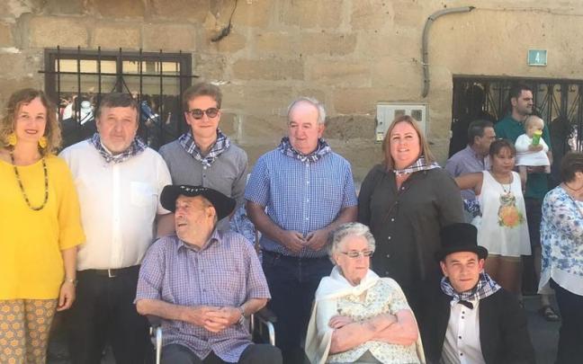 El alcalde de Leza, segundo por la izquierda El alcalde de Leza, segundo por la izquierda