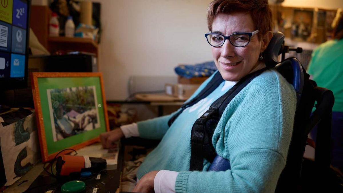 María Blasco con la foto en la que aparece con su hermano Ioseba y que tiene colgada en su habitación.