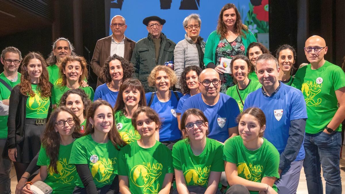 Foto de familia de todos los premiados en la gala que se celebró en Merkatu Zaharra.