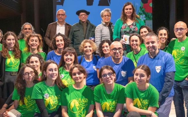 Foto de familia de todos los premiados en la gala que se celebró en Merkatu Zaharra.