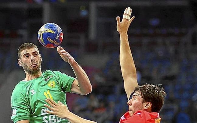 Dani Dujshebaev, defendiendo al montenegrino Branko Vujovic. | FOTO: EFE