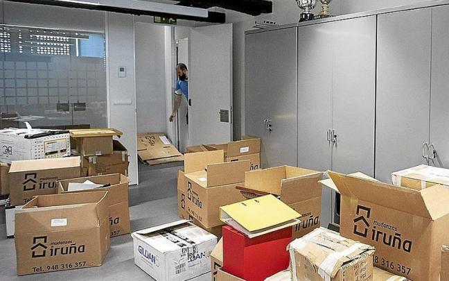 Una oficina, llena de cajas de mudanza.