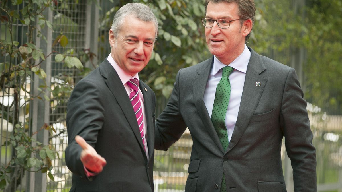 El lehendakari, Iñigo Urkullu, con el presidente del PP durante su etapa como mandatario gallego, en una foto de 2016.