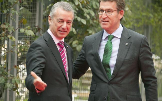 El lehendakari, I&ntilde;igo Urkullu, con el presidente del PP durante su etapa como mandatario gallego, en una foto de 2016.